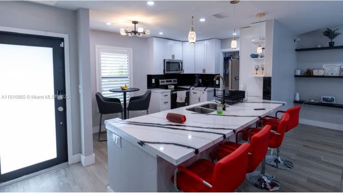 Chandelier, Dining room, Interior, Kitchen, Pendant Lights, Recessed Lighting, Wood Texture Flooring