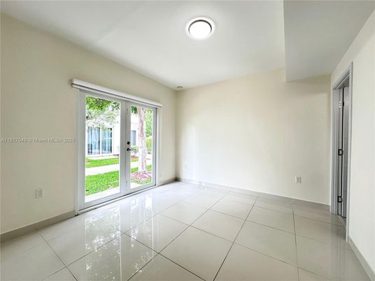 Empty room, Interior