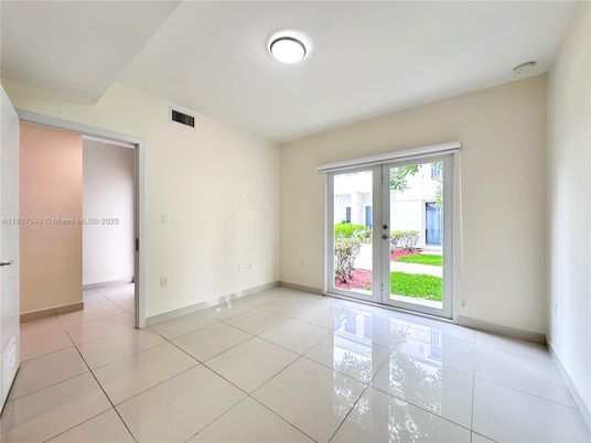 Empty room, Interior