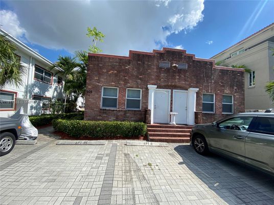 Exterior, Facade, Brick Facade, Rowhouse