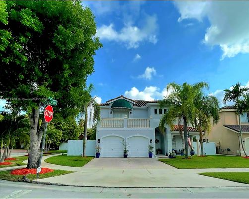 Attached, Exterior, Facade, Mediterranean