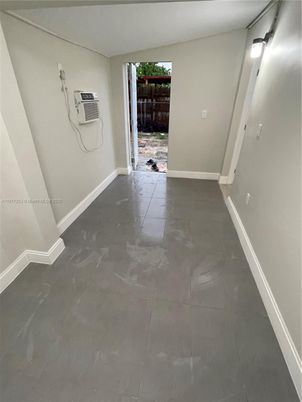 Empty room, Interior