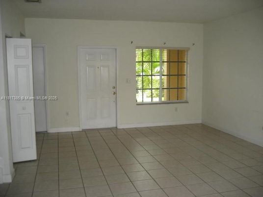 Empty room, Interior