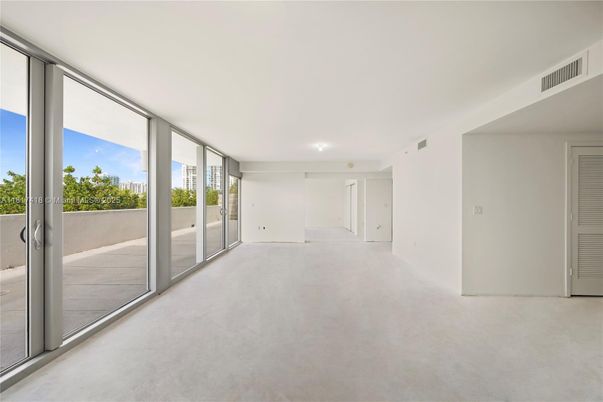 Empty room, Interior