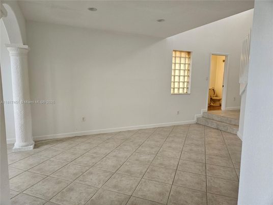 Empty room, Interior
