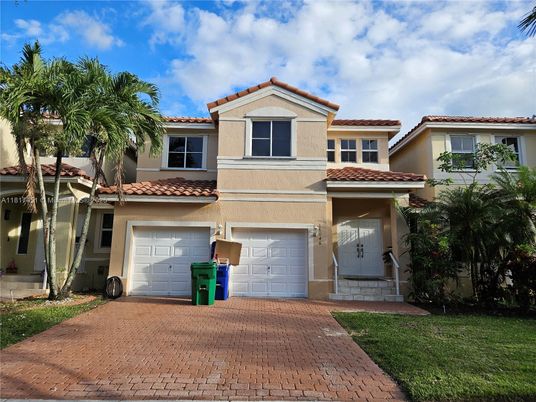 Attached, Exterior, Facade, Mediterranean