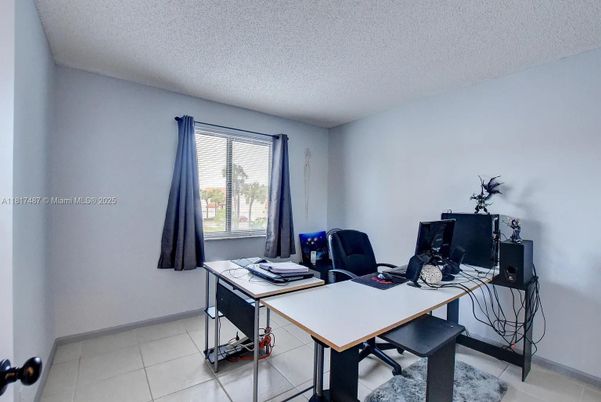 Home Office, Interior