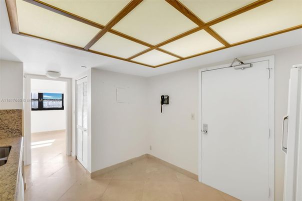 Empty room, Interior
