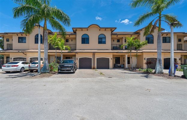 Attached, Exterior, Facade, Mediterranean