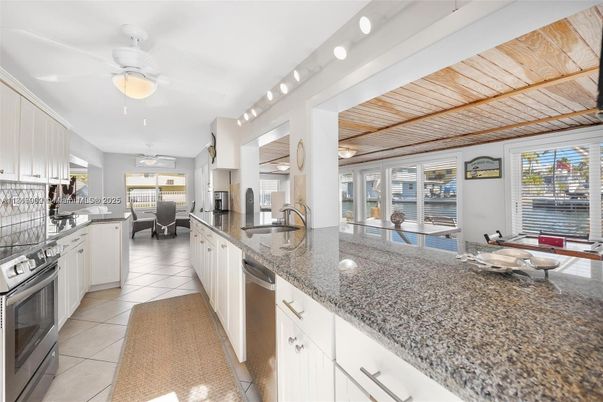 Dining room, Interior, Kitchen, Stainless Steel Appliances, Water