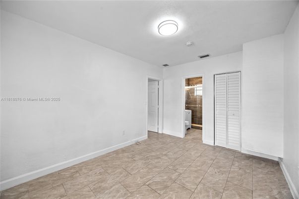 Empty room, Interior