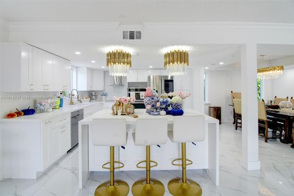 Chandelier, Dining room, Interior, Kitchen, Marble, Recessed Lighting, Stainless Steel Appliances