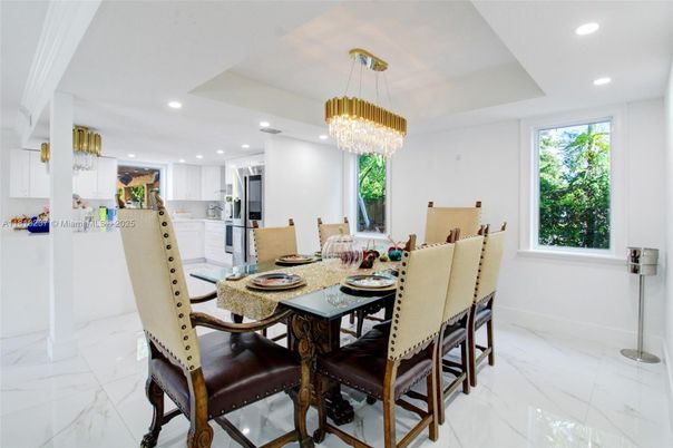 Chandelier, Dining room, Interior, Kitchen, Marble, Recessed Lighting