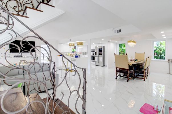 Chandelier, Dining room, Interior, Kitchen, Marble, Recessed Lighting