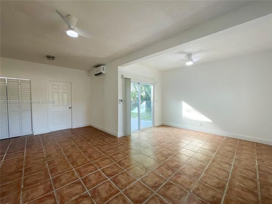 Empty room, Interior