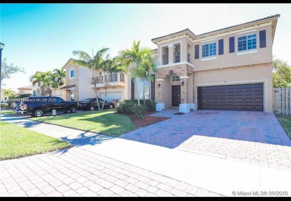 Attached, Exterior, Facade, Mediterranean