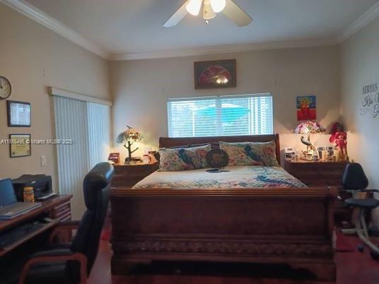 Interior, Piano