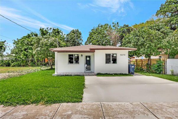 Backyard, Exterior, Facade, Ranch