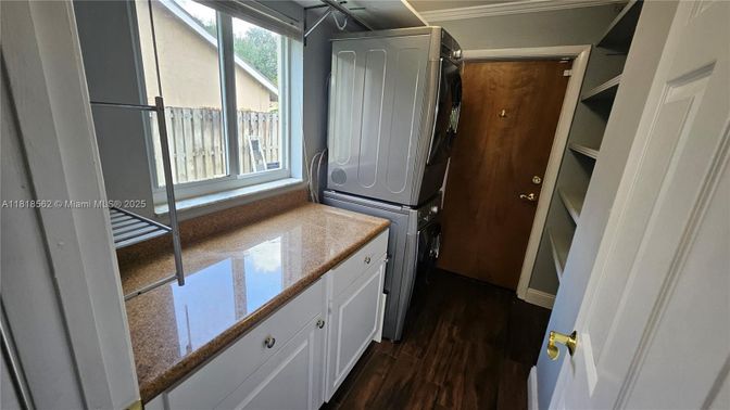 Interior, Washer, Wood Texture Flooring