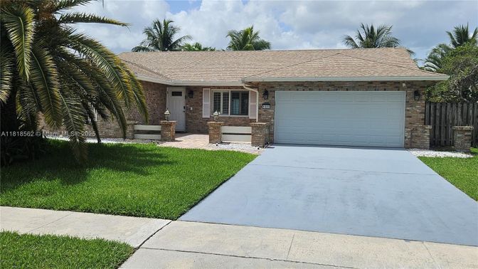 Attached, Exterior, Facade, Brick Facade, Ranch