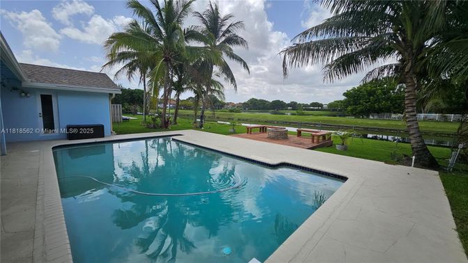 Exterior, Pool, Water