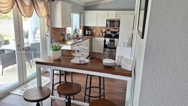 Dining room, Interior, Kitchen, Recessed Lighting, Stainless Steel Appliances, Wood Texture Flooring