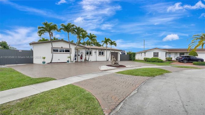 Backyard, Exterior, Facade, Ranch