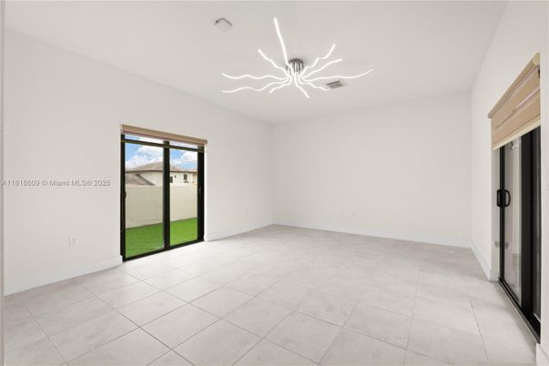 Empty room, Interior