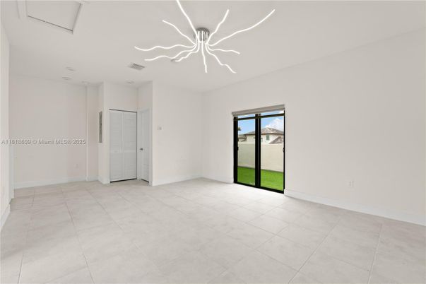 Empty room, Interior