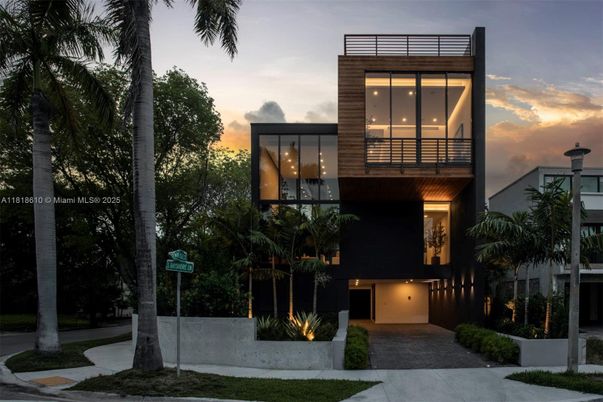 Exterior, Facade, Modern