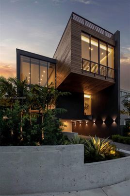 Exterior, Facade, Modern
