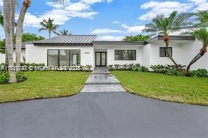 Backyard, Exterior, Facade, Ranch