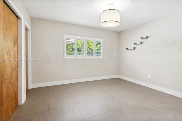 Empty room, Interior