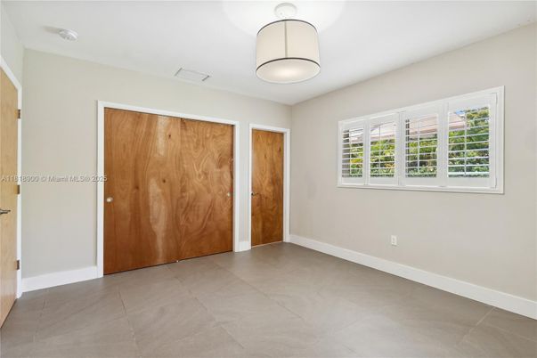 Empty room, Interior