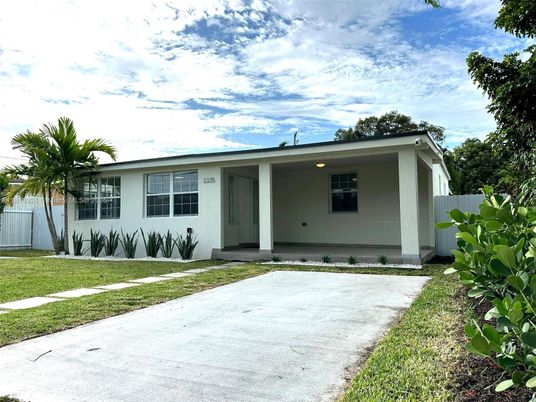 Backyard, Exterior, Facade, Ranch