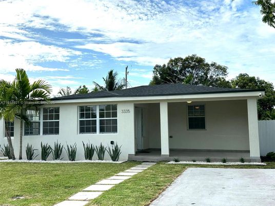 Exterior, Facade, Ranch