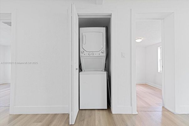 Interior, Utility Closets, Washer, Wood Texture Flooring