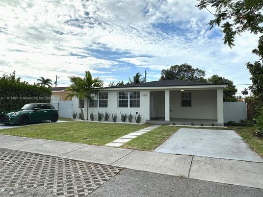 Backyard, Exterior, Facade, Ranch