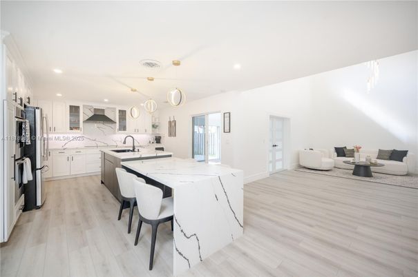 Dining room, Interior, Kitchen, Pendant Lights, Recessed Lighting, Wood Texture Flooring