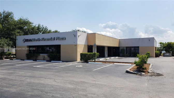 Exterior, Facade, Modern