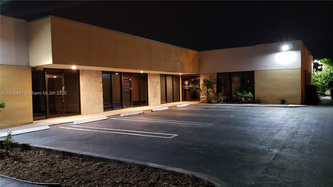 Exterior, Facade, Modern