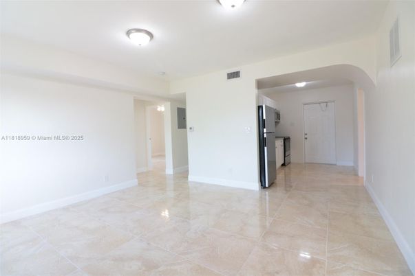 Empty room, Interior