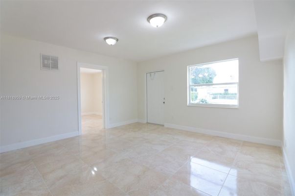 Empty room, Interior