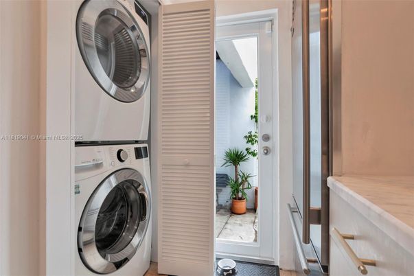 Interior, Utility Closets, Washer, Wood Texture Flooring