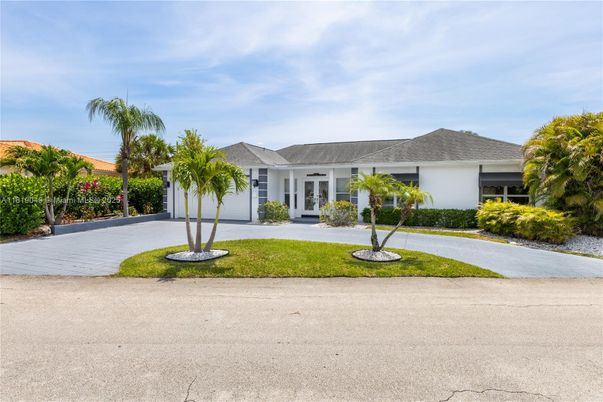 Backyard, Exterior, Facade, Ranch