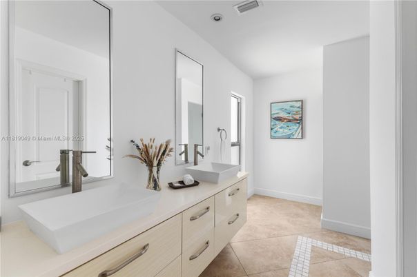 Bathroom, Dual Sink Vanities, Interior, Recessed Lighting