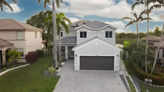 Attached, Exterior, Facade, Mediterranean