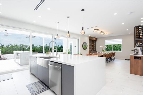 Dining room, Interior, Kitchen, Pendant Lights, Recessed Lighting, Stainless Steel Appliances