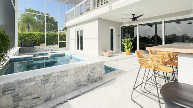Interior, Pool, Sun Room