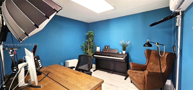 Interior, Piano